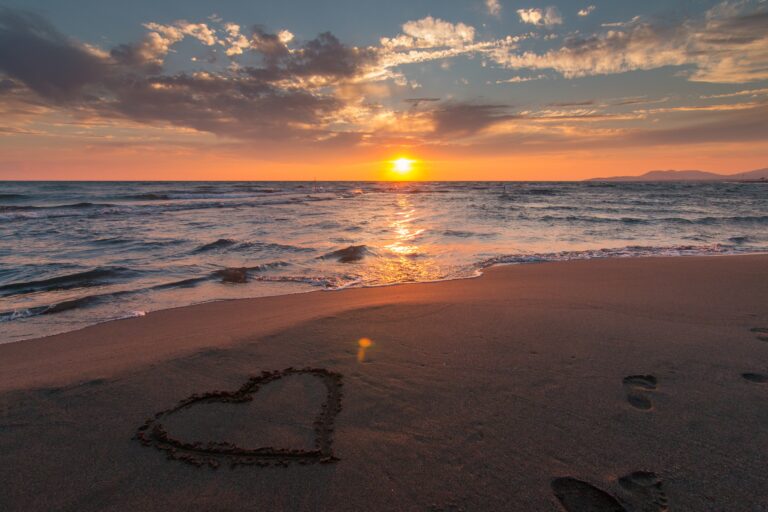 Herzform in Sand gezeichnet als Symbol f&uuml;r Liebe, Herzenergie und innere Verbundenheit.